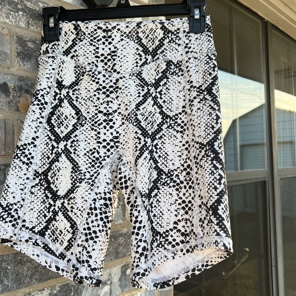 Balance Athletica the Rider Shorts - Python - Picture 2 of 12